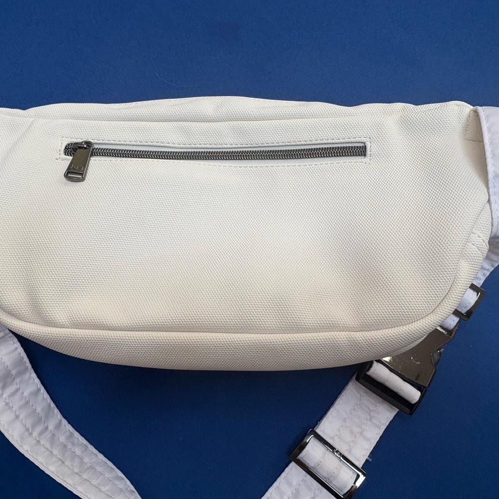 Lug White Hitch Sling/Belt Bag. In Great condition! Perfect for summer! - Picture 7 of 8